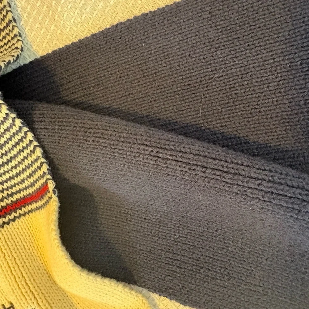 Tommy Hilfiger Navy & Cream Striped Knit Scarf with Logo Embroidery – Unisex